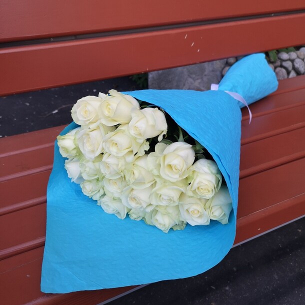 Букет из 21 белых роз, артикул F1150547 - 5313 рублей, доставка по городу. Flawery - доставка цветов