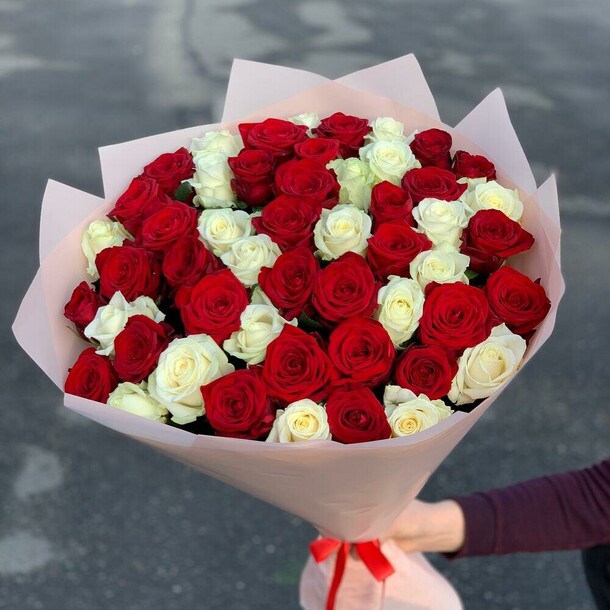 Букет из 51 розы, артикул F1152347 - 12726 рублей, доставка по городу. Flawery - доставка цветов