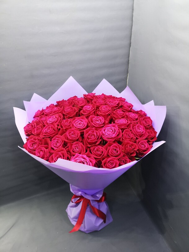 Букет из 51 розы, артикул F1152533 - 10244 рублей, доставка по городу. Flawery - доставка цветов