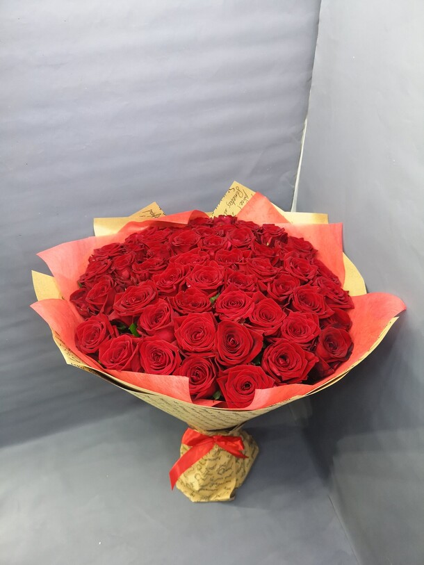 Букет из 51 розы, артикул F1152536 - 6999 рублей, доставка по городу. Flawery - доставка цветов