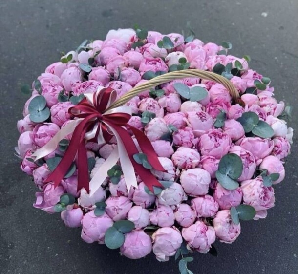 101 пионы в корзине, артикул F1153985 - 99999 рублей, доставка по городу. Flawery - доставка цветов