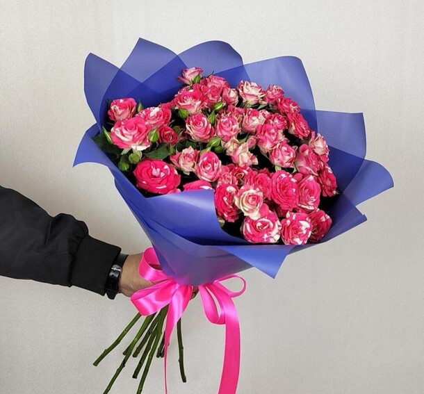 Кустовая роза, артикул F1153987 - 3959 рублей, доставка по городу. Flawery - доставка цветов