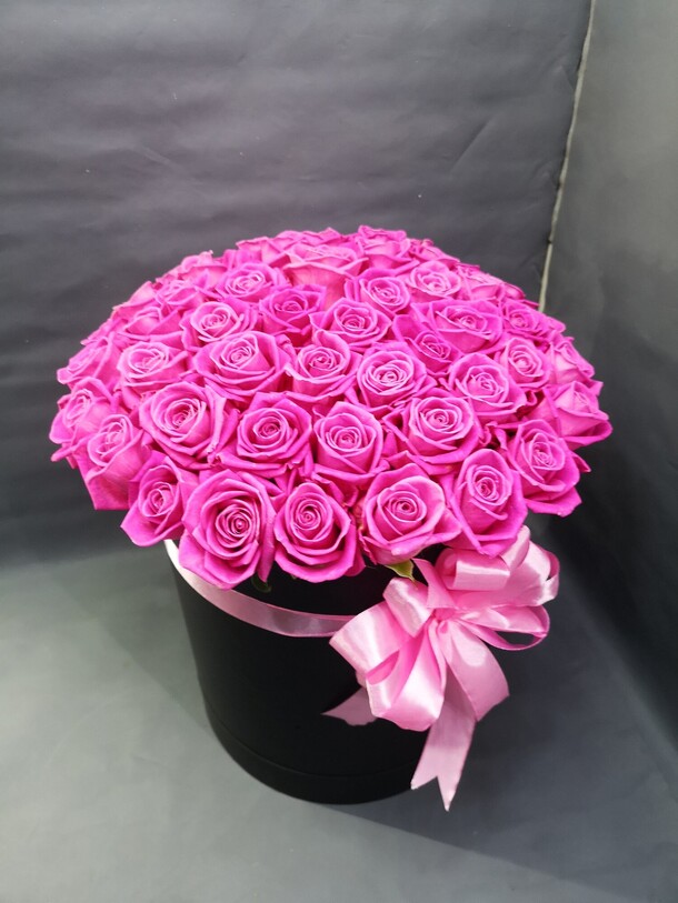 Розовые розы в коробке, артикул F1158733 - 10559 рублей, доставка по городу. Flawery - доставка цветов