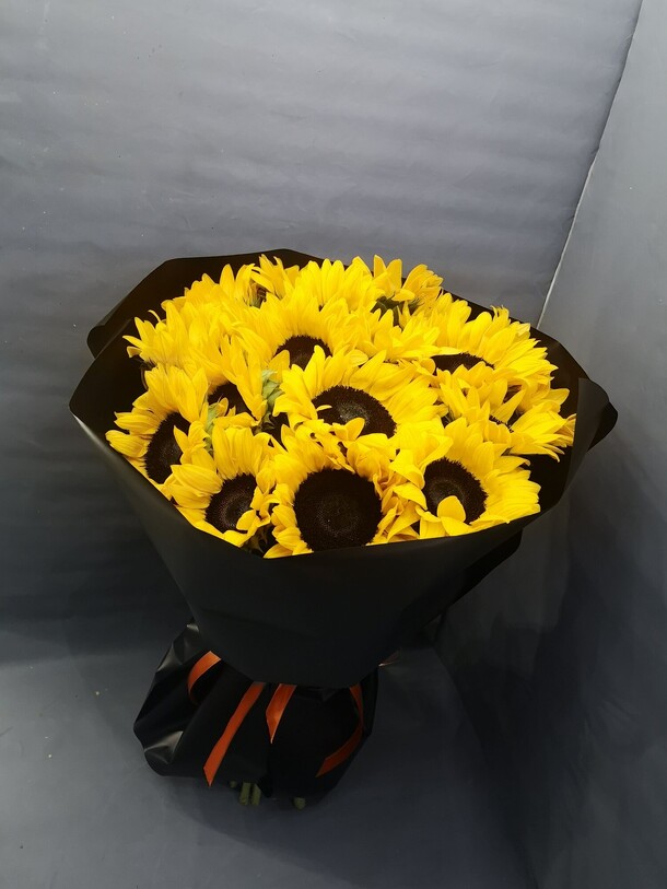 Букет из подсолнухов, артикул F1158973 - 10559 рублей, доставка по городу. Flawery - доставка цветов