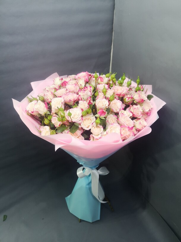 Кустовая роза, артикул F1158975 - 5999 рублей, доставка по городу. Flawery - доставка цветов