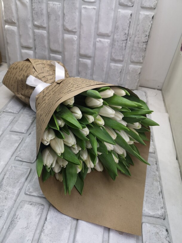 Букет из белых тюльпанов, артикул F1158978 - 10999 рублей, доставка по городу. Flawery - доставка цветов