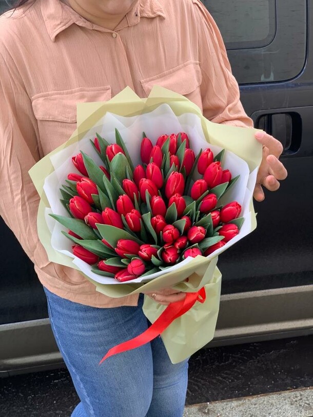 Букет из тюльпанов, артикул F1175192 - 13640 рублей, доставка по городу. Flawery - доставка цветов