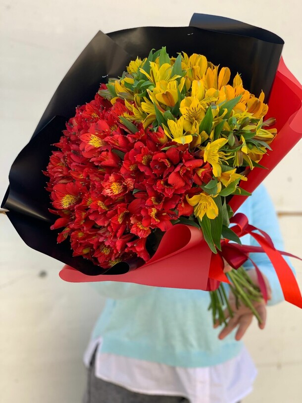 Яркий букет, артикул F1186162 - 4830 рублей, доставка по городу. Flawery - доставка цветов