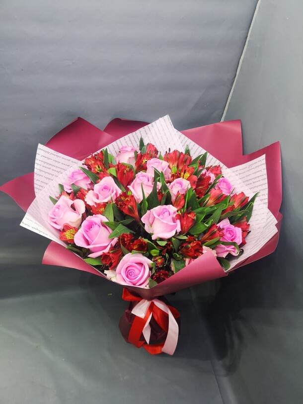 Альстромерия с розами, артикул F1186471 - 5499 рублей, доставка по городу. Flawery - доставка цветов