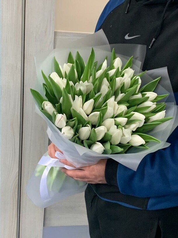 Букет из белых тюльпанов, артикул F1215575 - 10979 рублей, доставка по городу. Flawery - доставка цветов