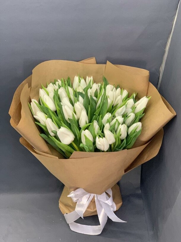 Букет из белых тюльпаны, артикул F1215576 - 10999 рублей, доставка по городу. Flawery - доставка цветов