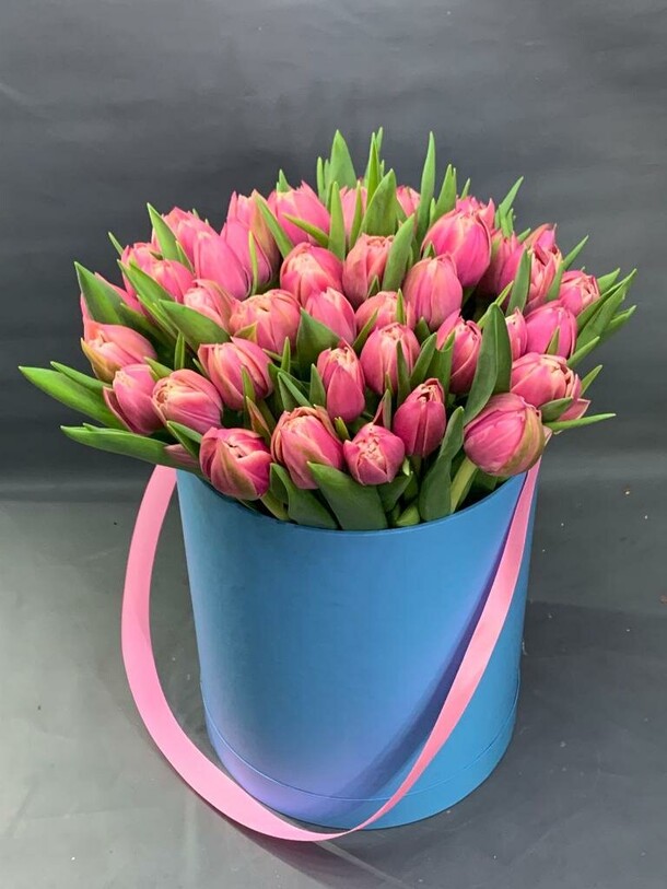 Пионовидные тюльпаны в коробке, артикул F1215580 - 11446 рублей, доставка по городу. Flawery - доставка цветов