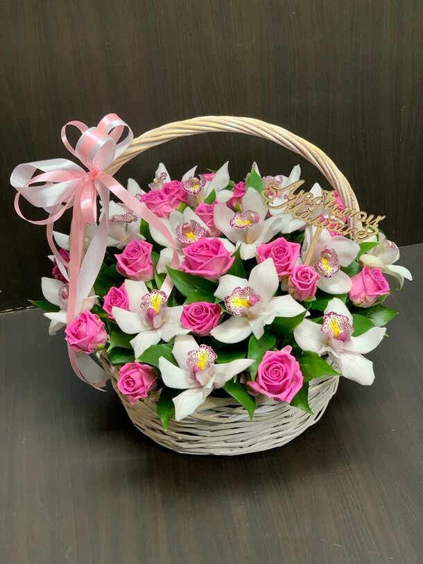 Орхидея с розами в корзине, артикул F1232818 - 20935 рублей, доставка по городу. Flawery - доставка цветов