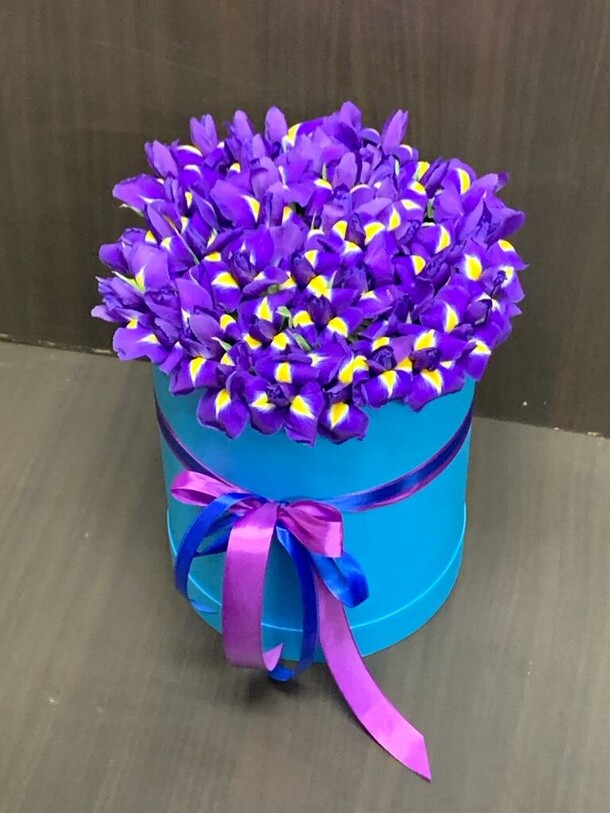 Ирис в коробке, артикул F1234945 - 10284 рублей, доставка по городу. Flawery - доставка цветов