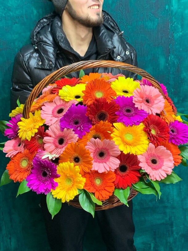 Гербер в корзине, артикул F1234947 - 35430 рублей, доставка по городу. Flawery - доставка цветов