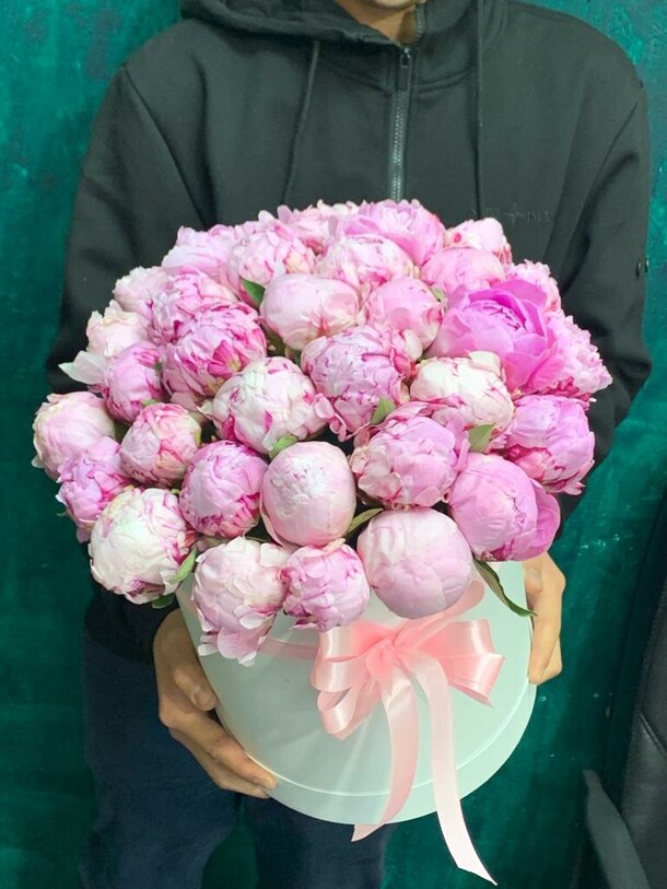 Пионы розовые в коробке, артикул F1238533 - 37267 рублей, доставка по городу. Flawery - доставка цветов