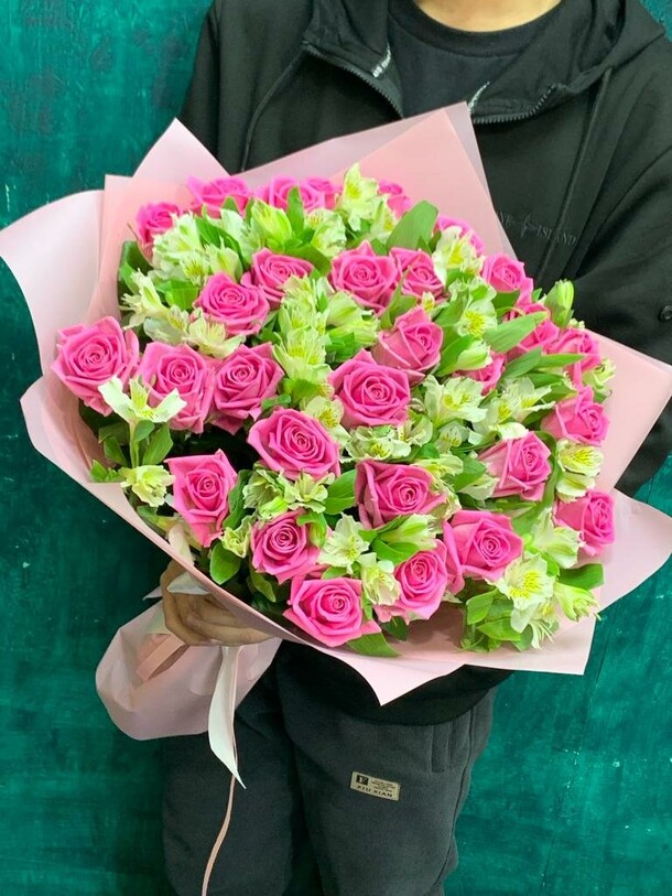 Альстромерия с розами, артикул F1238536 - 13176 рублей, доставка по городу. Flawery - доставка цветов