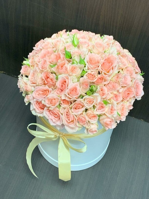 Кустовая роза в коробке, артикул F1239946 - 9662 рублей, доставка по городу. Flawery - доставка цветов