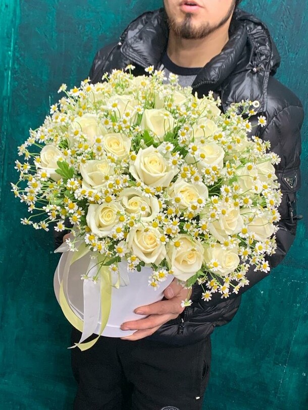 Ромашка с розами в коробке, артикул F1239948 - 17302 рублей, доставка по городу. Flawery - доставка цветов