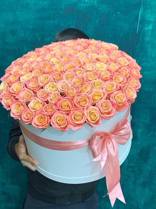 101 роза в коробке, артикул F1239954 - 21999 рублей, доставка по городу. Flawery - доставка цветов