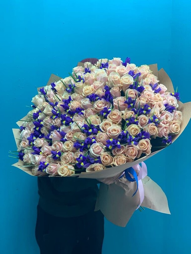 101 роза с ирисами, артикул F1239957 - 25299 рублей, доставка по городу. Flawery - доставка цветов