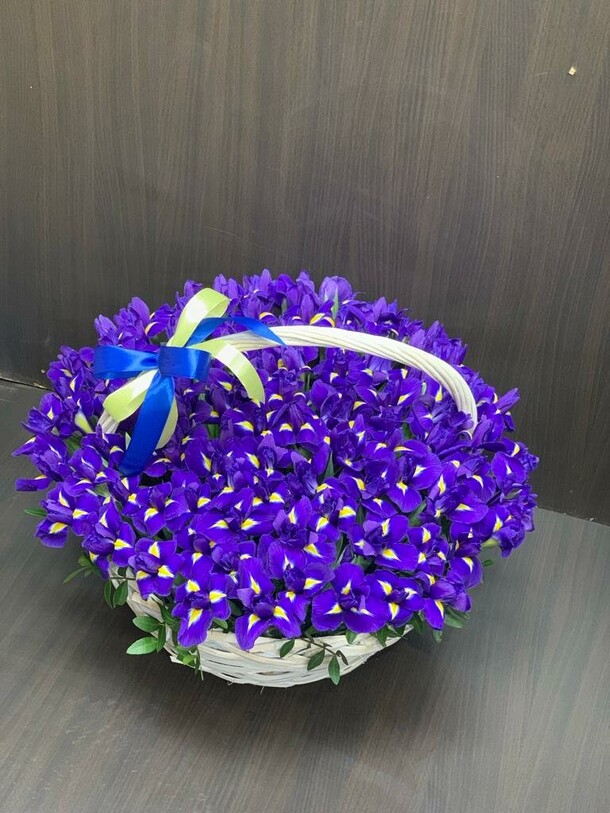 Ирис в корзине, артикул F1245254 - 17600 рублей, доставка по городу. Flawery - доставка цветов