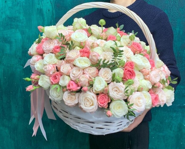 Пионовидные кустовые розы в корзине, артикул F1249831 - 38007 рублей, доставка по городу. Flawery - доставка цветов