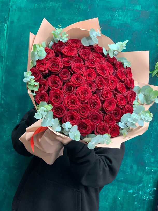 Роза с эвкалиптом, артикул F1253874 - 12395 рублей, доставка по городу. Flawery - доставка цветов