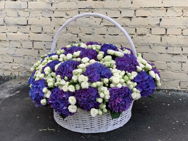 Гортензия с розами в корзине, артикул F1298589 - 94599 рублей, доставка по городу. Flawery - доставка цветов