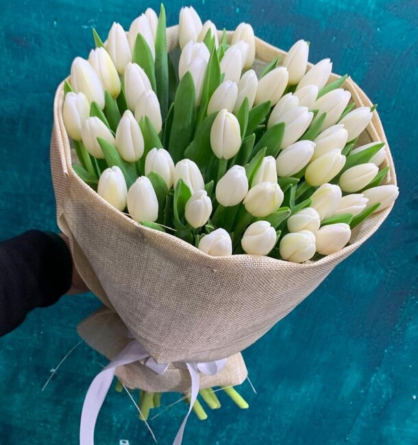 Тюльпаны белые, артикул F1328986 - 10449 рублей, доставка по городу. Flawery - доставка цветов
