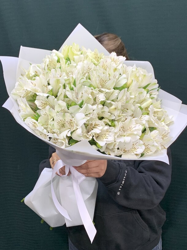 Альстромерия белая, артикул F1416566 - 4399 рублей, доставка по городу. Flawery - доставка цветов