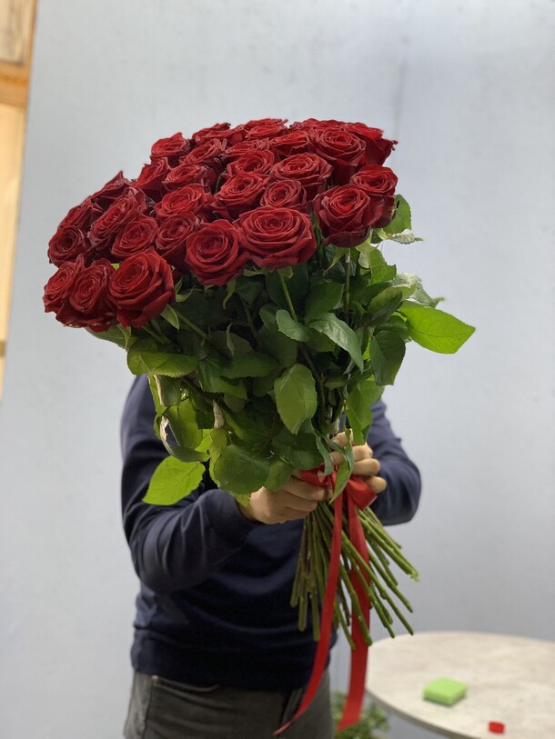 Роза красная 35 (70см), артикул F1416576 - 9316 рублей, доставка по городу. Flawery - доставка цветов