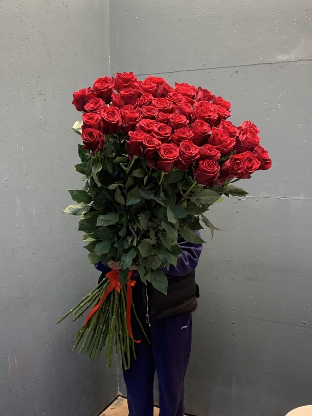 Роза гигант 51, артикул F1434730 - 48399 рублей, доставка по городу. Flawery - доставка цветов