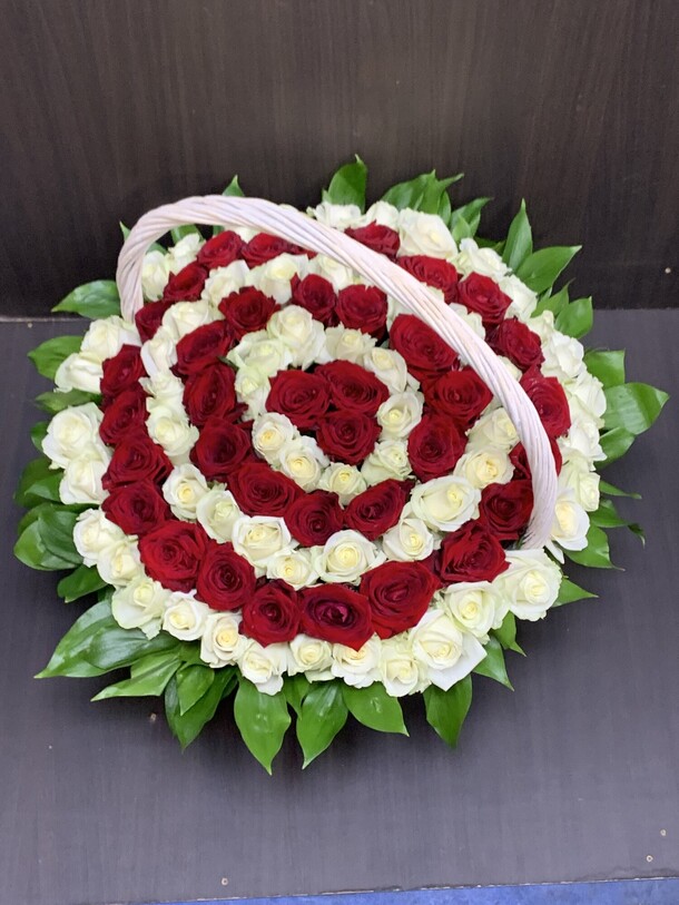 Роза в корзине 101, артикул F1434731 - 26399 рублей, доставка по городу. Flawery - доставка цветов