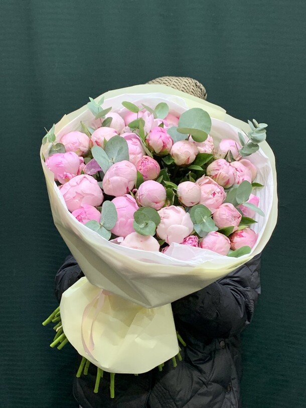 Пионы с эвкалиптом, артикул F1434733 - 33274 рублей, доставка по городу. Flawery - доставка цветов