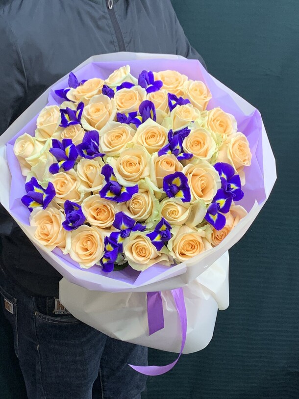 Ирис с розами, артикул F1434735 - 9499 рублей, доставка по городу. Flawery - доставка цветов