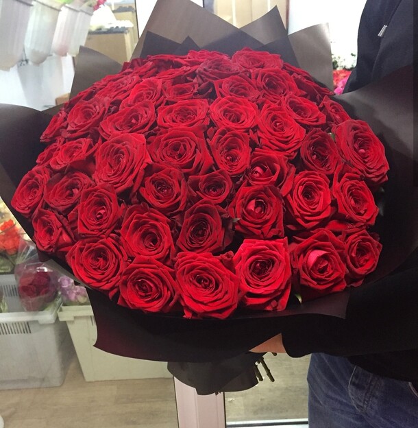 Букет из 51 красных роз., артикул F25832 - 6999 рублей, доставка по городу. Flawery - доставка цветов