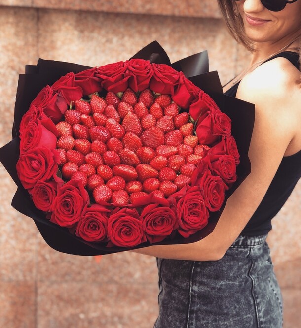 Клубника с розами., артикул F34819 - 13444 рублей, доставка по городу. Flawery - доставка цветов