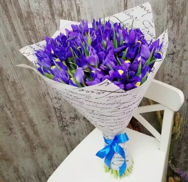 Букет из ирисов, артикул F37454 - 7599 рублей, доставка по городу. Flawery - доставка цветов