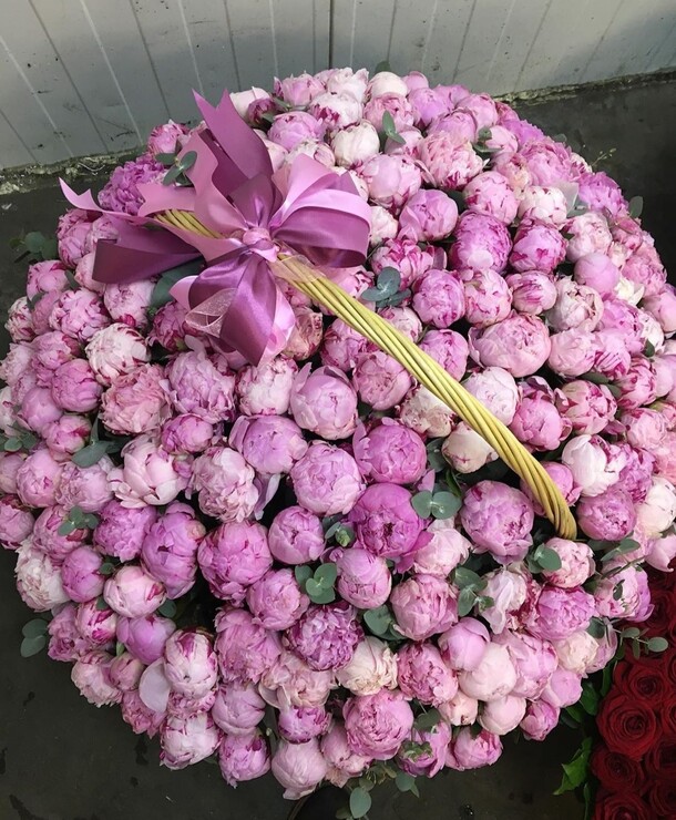 Корзина с пионами., артикул F38198 - 123967 рублей, доставка по городу. Flawery - доставка цветов