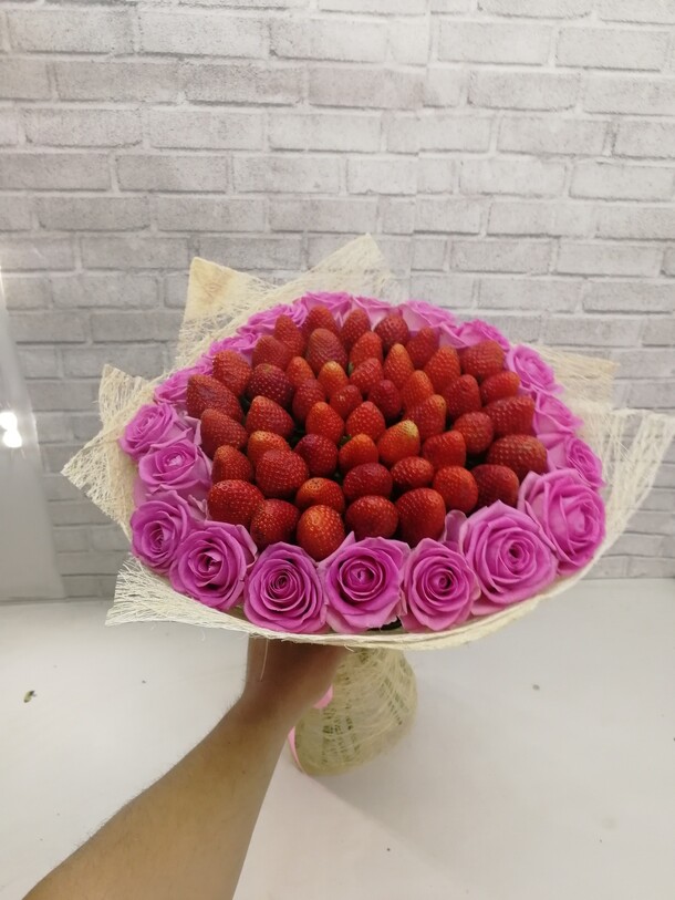 Клубника с розами., артикул F39865 - 13850 рублей, доставка по городу. Flawery - доставка цветов