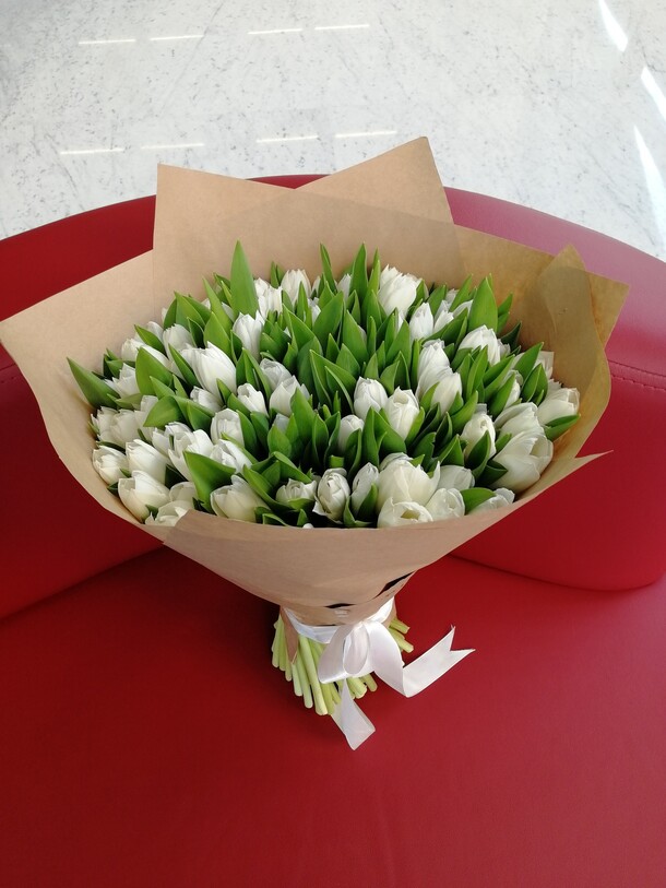 Букет из белых тюльпанов., артикул F39875 - 25768 рублей, доставка по городу. Flawery - доставка цветов