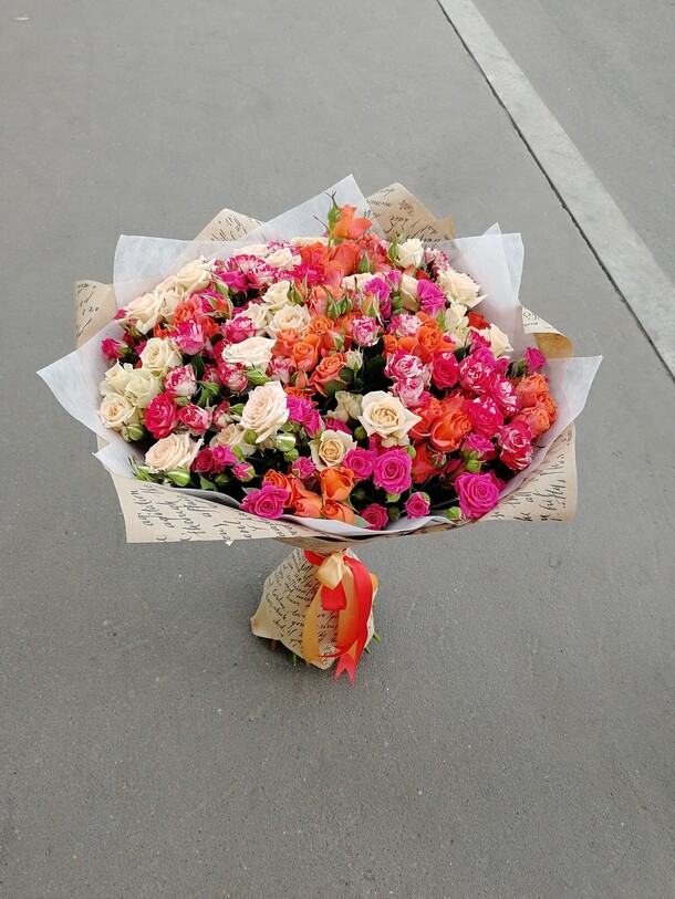 Букет из кустовых роз., артикул F39876 - 13635 рублей, доставка по городу. Flawery - доставка цветов