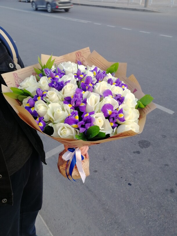 Роза с ирисами., артикул F39877 - 9315 рублей, доставка по городу. Flawery - доставка цветов