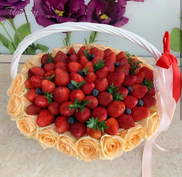 Клубника с розами., артикул F39882 - 33416 рублей, доставка по городу. Flawery - доставка цветов