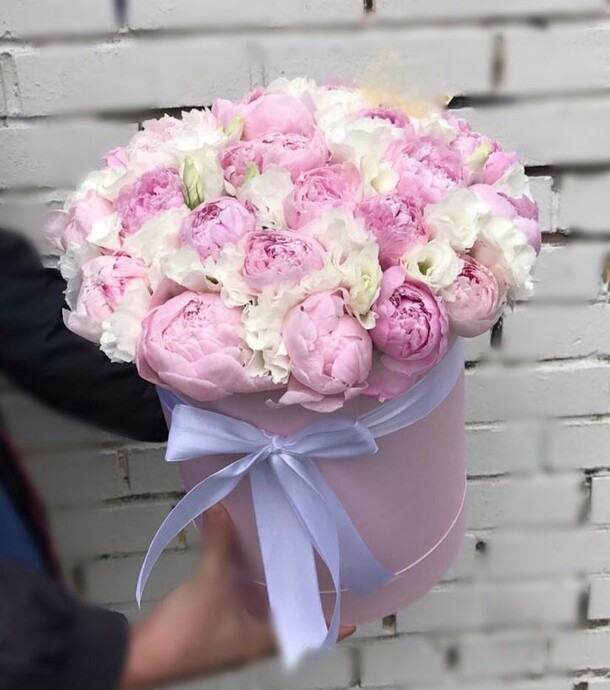 Пионы в шляпной коробке, артикул F43691 - 41873 рублей, доставка по городу. Flawery - доставка цветов