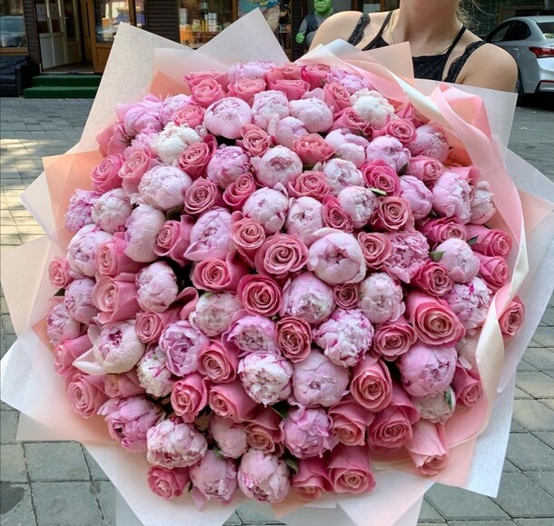 Пионы с розами, артикул F49983 - 67760 рублей, доставка по городу. Flawery - доставка цветов