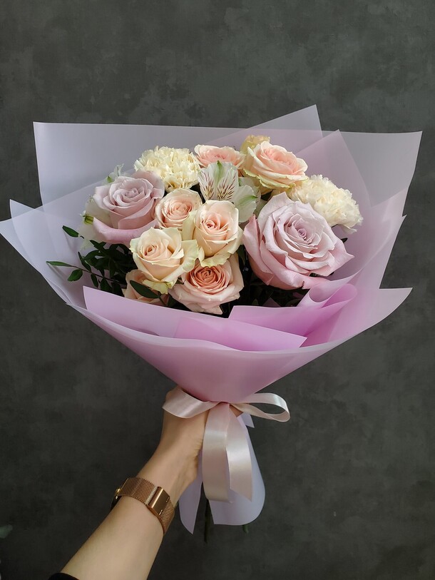 Нежный букет- комплимент, артикул F1385714 - 3580 рублей, доставка по городу. Flawery - доставка цветов