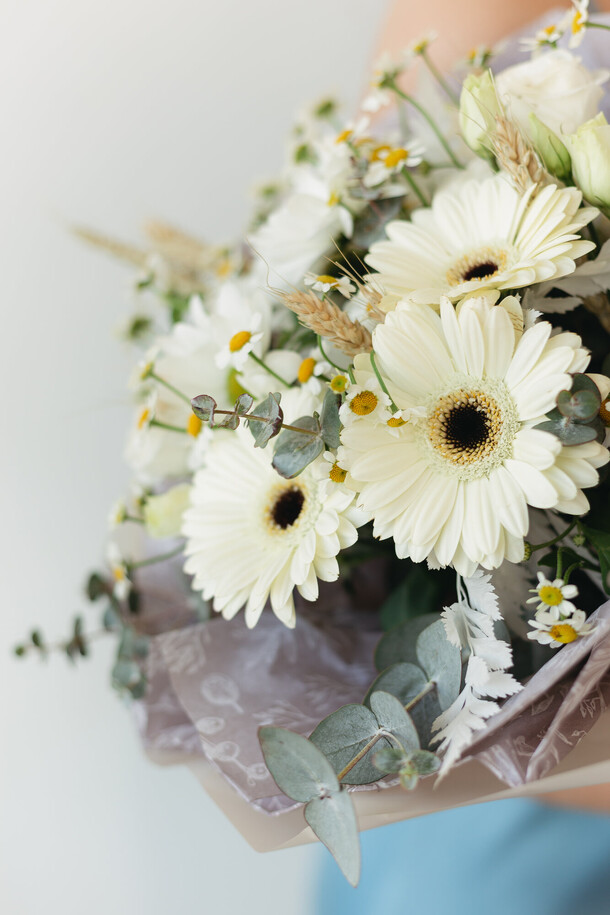 Букет с герберами и ромашками, артикул F1385760 - 5340 рублей, доставка по городу. Flawery - доставка цветов