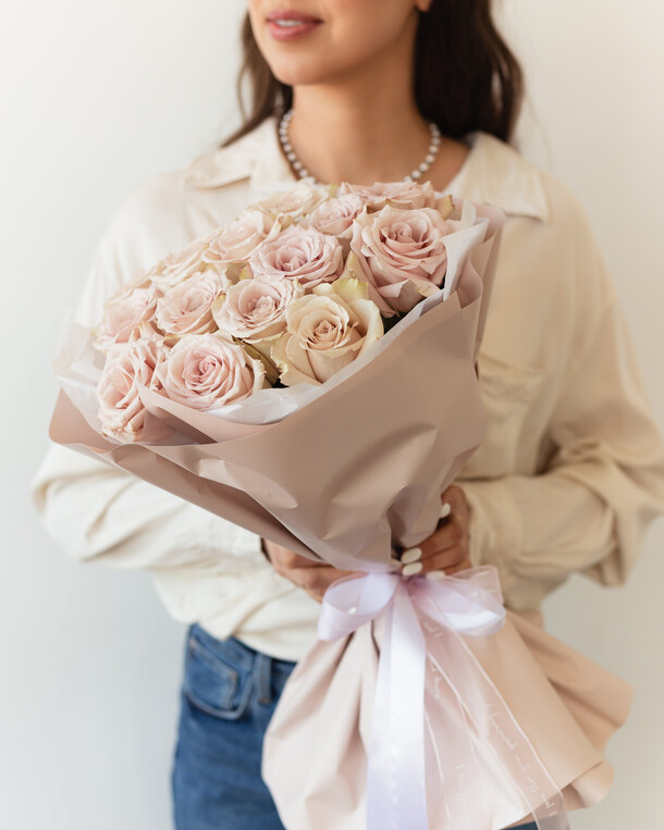 15 пудровых роз с оформлением, артикул F1385768 - 7000 рублей, доставка по городу. Flawery - доставка цветов